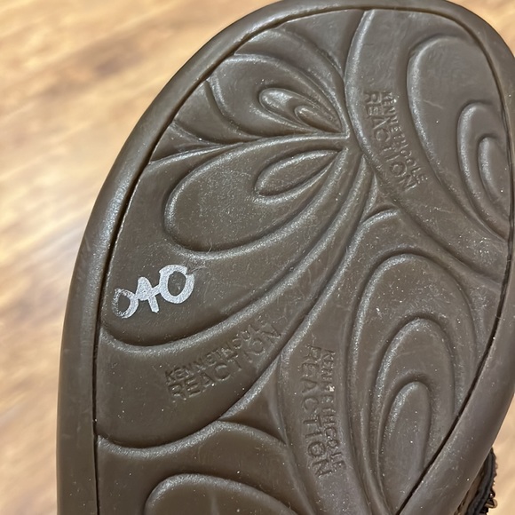 Kenneth Cole Reaction beaded thong sandals - Picture 10 of 10